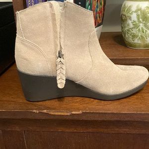 Crocs, Booties tan suede Size 9.5